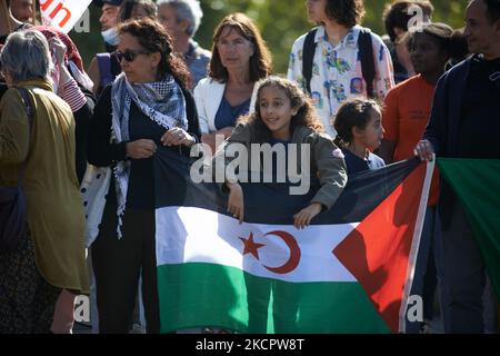 Decine di manifestanti camminano per comperare il 60th° anniversario della strage di manifestanti algerini da parte della polizia francese a Parigi il 17th 1961 ottobre. Il 17th 1961 ottobre, gli algerini scesero in piazza a sostegno della FLN (fronte Nazionale di Liberazione) che stava combattendo una guerra di indipendenza dalla Francia. I poliziotti sono intervenuti e hanno ucciso almeno 120 persone (annegando nella Senna o sparando a un punto vuoto). Hanno arrestato almeno 12.000 persone e picchiato severamente molti manifestanti. Ancora oggi, né la polizia francese né lo Stato riconoscono questo massacro, anche se il presidente francese Macron ha givato Foto Stock