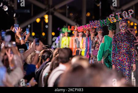 I modelli presentano una creazione del designer ungherese VIRAG KERENYI durante il BCEFW SS22 il 16 ottobre 2021 a Bálna Budapest, in Ungheria. (Foto di Robert Szaniszló/NurPhoto) Foto Stock