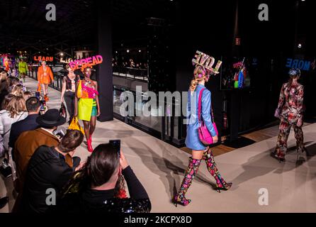 I modelli presentano una creazione del designer ungherese VIRAG KERENYI durante il BCEFW SS22 il 16 ottobre 2021 a Bálna Budapest, in Ungheria. (Foto di Robert Szaniszló/NurPhoto) Foto Stock