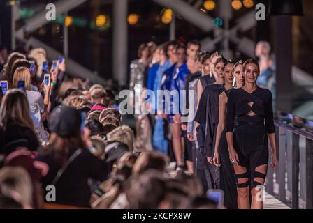 I modelli presentano una creazione del designer ungherese KATA SZEGEDI durante il BCEFW SS22 il 16 ottobre 2021 a Bálna Budapest, in Ungheria. (Foto di Robert Szaniszló/NurPhoto) Foto Stock