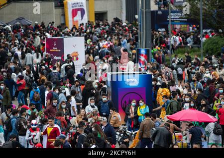 Più di mille persone hanno allagato il Corferias Fair Comlund tra le restrizioni sociali di distensione COVID-19 durante il quarto giorno del DIVANO (Salon del Ocio y la Fantasia) 2021, una fiera rivolta al pubblico geek in Colombia che mescola Cosplay, gaming, supereroi e appassionati di film da tutta la Colombia, A Bogotà, Colombia, il 17 ottobre 2021. (Foto di Sebastian Barros/NurPhoto) Foto Stock