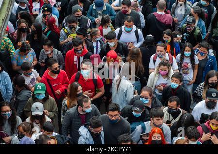 Più di mille persone hanno allagato il Corferias Fair Comlund tra le restrizioni sociali di distensione COVID-19 durante il quarto giorno del DIVANO (Salon del Ocio y la Fantasia) 2021, una fiera rivolta al pubblico geek in Colombia che mescola Cosplay, gaming, supereroi e appassionati di film da tutta la Colombia, A Bogotà, Colombia, il 17 ottobre 2021. (Foto di Sebastian Barros/NurPhoto) Foto Stock