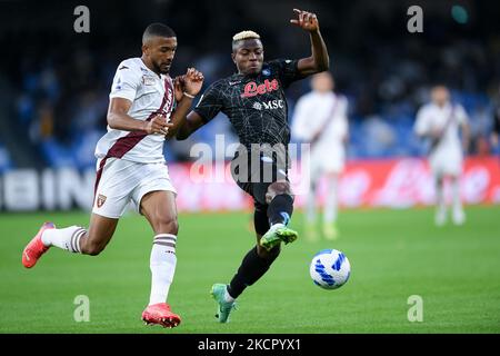 Victor Osimhen di SSC Napoli e Bremer del FC Torino si sfidano per la palla durante la Serie A partita tra SSC Napoli e FC Torino allo Stadio Diego Armando Maradona, Napoli, Italia, il 17 ottobre 2021. (Foto di Giuseppe Maffia/NurPhoto) Foto Stock