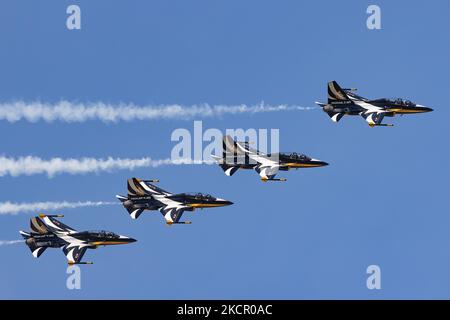 L'Aeronautica militare della Corea del Sud (ROKAF), le "Aquile nere", si esibisce durante una giornata di stampa per l'ADEX (International Aerospace and Defense Exhibition) 2021 di Seoul presso l'Aeroporto militare di Seongnam il 18 ottobre 2021 in Corea del Sud. L'ADEX 2021 sarà aperto dal 19 al 23 ottobre. (Foto di Chris Jung/NurPhoto) Foto Stock