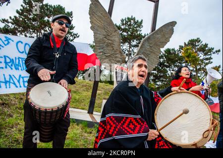 Una bandiera Mapuche e una grande bandiera nera con una stella bianca sono state spostate sul pavimento, durante una manifestazione organizzata dalla comunità cilena di fronte all'edificio ICC per chiedere il processo internazionale per Pineray, all'Aia, il 18th ottobre 2021. (Foto di Romy Arroyo Fernandez/NurPhoto) Foto Stock