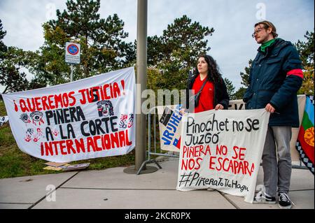 Una bandiera Mapuche e una grande bandiera nera con una stella bianca sono state spostate sul pavimento, durante una manifestazione organizzata dalla comunità cilena di fronte all'edificio ICC per chiedere il processo internazionale per Pineray, all'Aia, il 18th ottobre 2021. (Foto di Romy Arroyo Fernandez/NurPhoto) Foto Stock