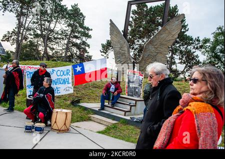 Una bandiera Mapuche e una grande bandiera nera con una stella bianca sono state spostate sul pavimento, durante una manifestazione organizzata dalla comunità cilena di fronte all'edificio ICC per chiedere il processo internazionale per Pineray, all'Aia, il 18th ottobre 2021. (Foto di Romy Arroyo Fernandez/NurPhoto) Foto Stock