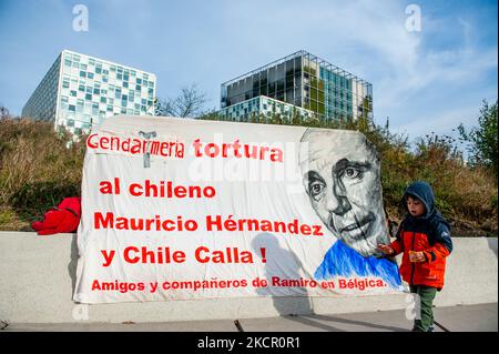 Una bandiera Mapuche e una grande bandiera nera con una stella bianca sono state spostate sul pavimento, durante una manifestazione organizzata dalla comunità cilena di fronte all'edificio ICC per chiedere il processo internazionale per Pineray, all'Aia, il 18th ottobre 2021. (Foto di Romy Arroyo Fernandez/NurPhoto) Foto Stock