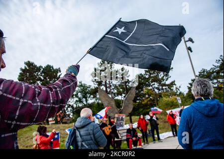 Una bandiera Mapuche e una grande bandiera nera con una stella bianca sono state spostate sul pavimento, durante una manifestazione organizzata dalla comunità cilena di fronte all'edificio ICC per chiedere il processo internazionale per Pineray, all'Aia, il 18th ottobre 2021. (Foto di Romy Arroyo Fernandez/NurPhoto) Foto Stock