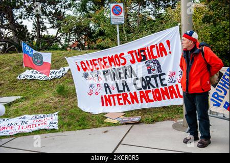 Una bandiera Mapuche e una grande bandiera nera con una stella bianca sono state spostate sul pavimento, durante una manifestazione organizzata dalla comunità cilena di fronte all'edificio ICC per chiedere il processo internazionale per Pineray, all'Aia, il 18th ottobre 2021. (Foto di Romy Arroyo Fernandez/NurPhoto) Foto Stock