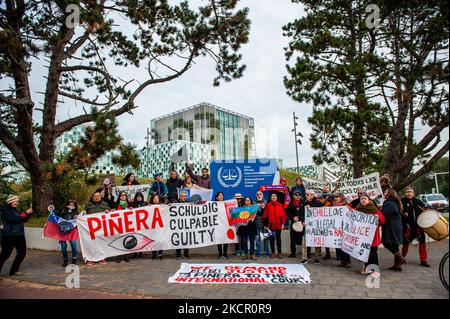 Una bandiera Mapuche e una grande bandiera nera con una stella bianca sono state spostate sul pavimento, durante una manifestazione organizzata dalla comunità cilena di fronte all'edificio ICC per chiedere il processo internazionale per Pineray, all'Aia, il 18th ottobre 2021. (Foto di Romy Arroyo Fernandez/NurPhoto) Foto Stock