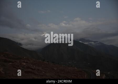 Le nuvole sorvolano la catena montuosa di zabarwan a Srinagar, amministrazione indiana del Kashmir il 18 ottobre 2021. (Foto di Muzamil Mattoo/NurPhoto) Foto Stock