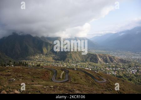 Le nuvole sorvolano la catena montuosa di zabarwan a Srinagar, amministrazione indiana del Kashmir il 18 ottobre 2021. (Foto di Muzamil Mattoo/NurPhoto) Foto Stock