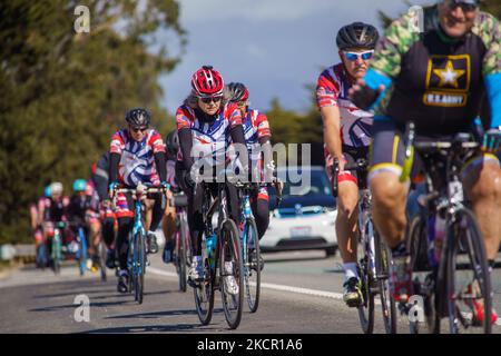 I ciclisti disabili veterani e soccorritori sono visti come partecipanti al Project Hero’s California Challenge, un giro in bicicletta di una settimana da Santa Cruz a Los Angeles, California, aumentando la consapevolezza di combattere l’emergenza mentale nazionale rappresentata da PTSD e TBI. Lunedì 18 ottobre 2021, a Santa Cruz, California, Stati Uniti. (Foto di Jason Whitman/NurPhoto) Foto Stock