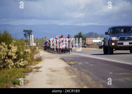 I ciclisti disabili veterani e soccorritori sono visti come partecipanti al Project Hero’s California Challenge, un giro in bicicletta di una settimana da Santa Cruz a Los Angeles, California, aumentando la consapevolezza di combattere l’emergenza mentale nazionale rappresentata da PTSD e TBI. Lunedì 18 ottobre 2021, a Santa Cruz, California, Stati Uniti. (Foto di Jason Whitman/NurPhoto) Foto Stock