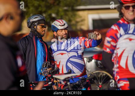 I ciclisti disabili veterani e soccorritori sono visti come partecipanti al Project Hero’s California Challenge, un giro in bicicletta di una settimana da Santa Cruz a Los Angeles, California, aumentando la consapevolezza di combattere l’emergenza mentale nazionale rappresentata da PTSD e TBI. Lunedì 18 ottobre 2021, a Santa Cruz, California, Stati Uniti. (Foto di Jason Whitman/NurPhoto) Foto Stock