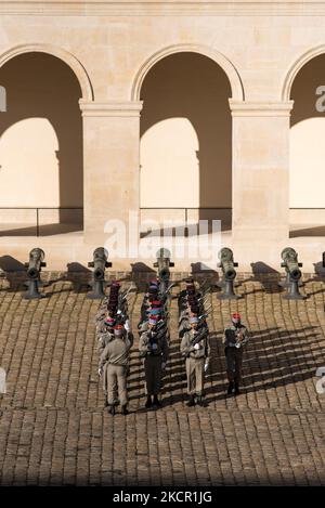 Sfilata militare all'Hotel des Invalides in occasione della commemorazione del 30th° anniversario dell'operazione Daguet durante la guerra in Kuwait e Iraq, alla presenza di Emmanuel Macron, a Parigi, 19 ottobre 2021. (Foto di Andrea Savorani Neri/NurPhoto) Foto Stock