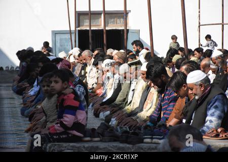 I devoti musulmani offrono preghiere nel santuario di Hazratbal alla vigilia di Eid-ul-Milad a Srinagar, indiano amministrato Kashmir il 19 ottobre 2021. (Foto di Muzamil Mattoo/NurPhoto) Foto Stock