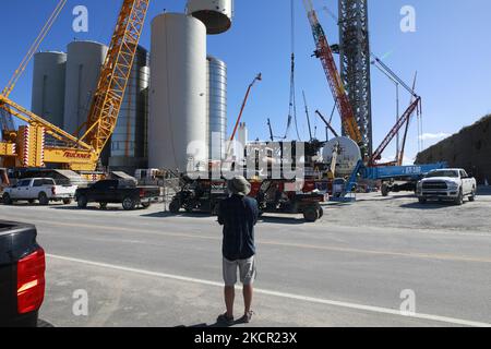 Un uomo guarda come il guscio di un carro armato di GSE è abbassato in posizione il 18th ottobre 2021. (Foto di Reginald Mathalone/NurPhoto) Foto Stock