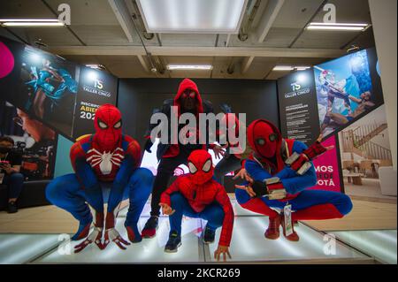 Diverse persone cosplay versioni diverse del supereroe di Marvel Spider Man durante l'ultimo giorno del DIVANO (Salon del Ocio y la Fantasia) 2021, una fiera rivolta al pubblico geek in Colombia che mescola Cosplay, giochi, supereroi e appassionati di film da tutta la Colombia, a Bogota, Colombia il 18 ottobre, 2021. (Foto di Sebastian Barros/NurPhoto) Foto Stock