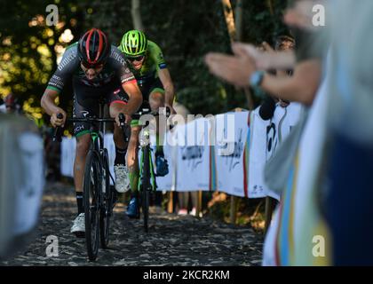 Matteo Zurlo d'Italia e Zalf Euromobil Fior davanti a Jonas Rapp di Germania e al Team Hrinkow Adventics Cycleang al Muro della Tisa, una scalata ciclabile situata nella Provincia di Vicenza, durante la prima edizione del Veneto Classic, La gara ciclistica pro 207km da Venezia a Bassano del Grappa, che si svolge in Veneto. Domenica 17 ottobre 2021 a Bassano del Grappa, Veneto. Domenica 17 ottobre 2021 a Bassano del Grappa, Veneto. (Foto di Artur Widak/NurPhoto) Foto Stock