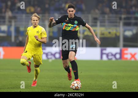 Alessandro Bastoni del FC Internazionale in azione durante la fase di Gruppo della UEFA Champions League 2021/22 - incontro di calcio del Gruppo D tra FC Internazionale e lo sceriffo FC Tiraspol allo Stadio Giuseppe Meazza, Milano, Italia il 19 ottobre 2021 (Foto di Fabrizio Carabelli/LiveMedia/NurPhoto) Foto Stock