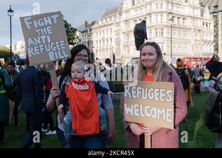 LONDRA, REGNO UNITO - 20 OTTOBRE 2021: Manifestanti e attivisti si riuniscono in Piazza del Parlamento per una protesta di solidarietà con i rifugiati e per opporsi al progetto di legge sulla nazionalità e le frontiere, che è destinato a riformare il sistema di asilo britannico il 20 ottobre 2021 a Londra, Inghilterra. Gli attivisti sostengono che, in base al nuovo sistema proposto dal governo, ai rifugiati che si sono recati nel Regno Unito in modo irregolare verrà negata la protezione, lasciati senza sostegno e negati il diritto di riunirsi con la loro famiglia. (Foto di Wiktor Szymanowicz/NurPhoto) Foto Stock