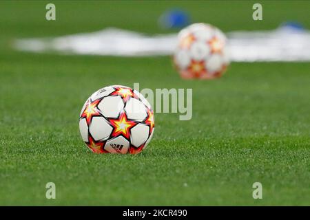 Il pallone ufficiale della UEFA Champions League viene visto in campo durante il warm-up in vista della partita di calcio del gruppo H della UEFA Champions League tra Zenit St. Petersburg e Juventus FC il 20 ottobre 2021 alla Gazprom Arena di San Pietroburgo, Russia. (Foto di Mike Kireev/NurPhoto) Foto Stock