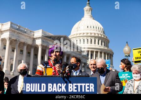 Il Congresso Rosa DeLauro (D-CT) parla durante una conferenza stampa del presidente della Camera Nancy Pelosi e di altri rappresentanti democratici con leader di molte fedi sul Build Back Better Act. La legislazione contiene molte delle priorità politiche dell’amministrazione Bident, tra cui programmi sociali come sussidi per l’infanzia e congedo retribuito, nonché soluzioni climatiche. (Foto di Allison Bailey/NurPhoto) Foto Stock