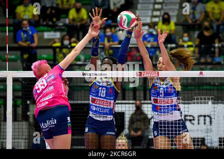 Spike di Ebrar Karakurt (Novara) sul blocco di Paola Egonu (Conegliano) e Robin De Kruijf (Conegliano) durante il Volley Serie A1 Donne incontro Imoco Volley Conegliano vs Igor Gorgonzola Novara il 21 ottobre 2021 al Palaverde di Treviso (Foto di Ettore Griffoni/Nuroni/Photo/Media) Foto Stock