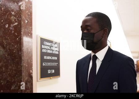 Il Vice Segretario del Tesoro Wally Adeyemo testimonia dinanzi al Senato Banking, Housing and Urban Affairs Committee durante un'audizione sulla revisione della politica di sanzione del Dipartimento del Tesoro, oggi il 19 ottobre 2021 presso il Dirksen Senate Office Building a Washington DC, USA. (Foto di Lenin Nolly/NurPhoto) Foto Stock