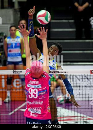 Spike di Paola Egonu (Conegliano) sul blocco di Ebrar Karakurt (Novara) durante il Volley Serie Italiana A1 Women Match Imoco Volley Conegliano vs Igor Gorgonzola Novara il 21 ottobre 2021 al Palaverde di Treviso (Foto di Ettore Griffoni/LiveMedia/NurPhoto) Foto Stock