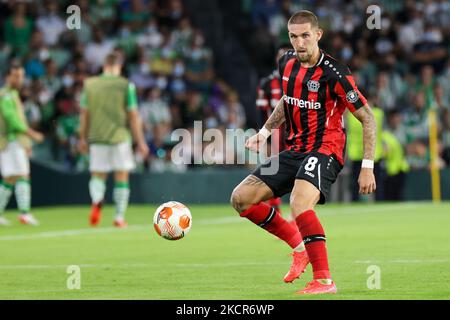 Robert Andrich di Bayer 04 Leverkusen durante la partita di tappa della UEFA Europa League Group G tra Real Betis e Bayern Leverkusen allo stadio Benito Villamarin il 21 ottobre 2021 a Siviglia, Spagna. . (Foto di DAX Images/NurPhoto) Foto Stock