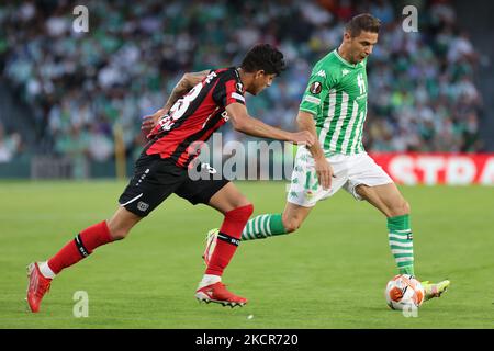 Joaqun Snchez di Real Betis in azione con Piero Hincapie di Bayer 04 Leverkusen durante la partita di tappa del gruppo G della UEFA Europa League tra Real Betis e Bayern Leverkusen allo stadio Benito Villamarin il 21 ottobre 2021 a Siviglia, Spagna. . (Foto di DAX Images/NurPhoto) Foto Stock