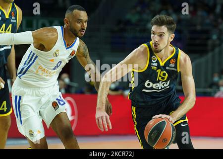 De Colo, Nando di Fenerbahce in azione durante la partita di pallacanestro Eurolega della Turkish Airlines tra il Real Madrid e Fenerbahce al Wizink Center il 21th ottobre 2021 a Madrid, Spagna. (Foto di Oscar Gonzalez/NurPhoto) Foto Stock