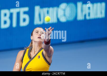 Aryna Sabalenka di Bielorussia serve la palla a Ekaterina Alexandrova di Russia durante la partita di tennis femminile del quarto finale della WTA 500 VTB Kremlin Cup 2021 International Tennis Tournament al Palazzo della Ginnastica di Irina Viner-Usmanova il 22 ottobre 2021 a Mosca, Russia. (Foto di Mike Kireev/NurPhoto) Foto Stock