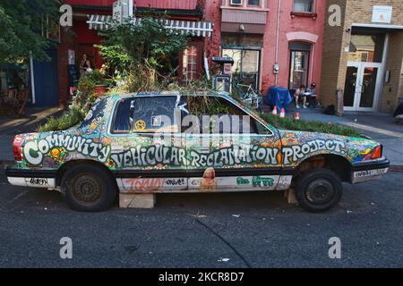 La Garden Car è riempita di terreno e piante da volontari come progetto comunitario per recuperare l'ambiente nel mercato Kensington di Toronto a Toronto, Ontario, Canada, il 29 agosto 2010. (Foto di Creative Touch Imaging Ltd./NurPhoto) Foto Stock