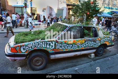 La Garden Car è riempita di terreno e piante da volontari come progetto comunitario per recuperare l'ambiente nel mercato Kensington di Toronto a Toronto, Ontario, Canada, il 29 agosto 2010. (Foto di Creative Touch Imaging Ltd./NurPhoto) Foto Stock