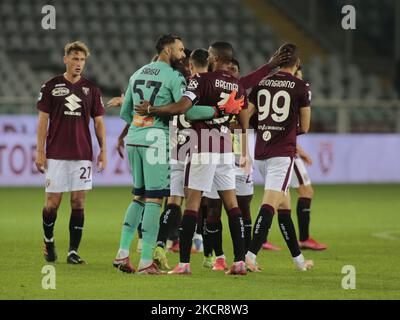 Salvatore Sirigu e Torino Team durante la Serie A match tra Torino e Genova a Torino, il 22 ottobre 2020 (Photo by Loris Roselli/NurPhoto) Foto Stock