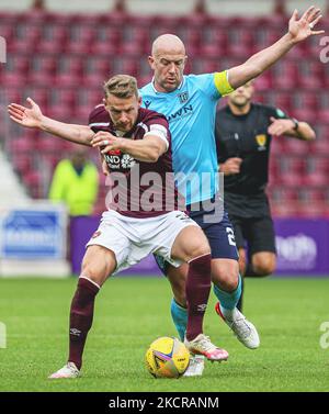 Stephen Kingsley of Hearts e Charlie Adam of Dundee si sfidano per la palla durante la partita della Premier League scozzese tra Hearts e Dundee al Tynecastle Park il 23 ottobre 2021 a Edimburgo, Scozia. (Foto di Ewan Bootman/NurPhoto) Foto Stock