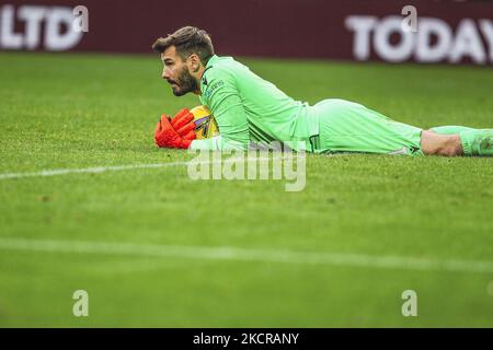 Adam Legzdins di Dundee tiene la palla durante la partita della Premier League scozzese tra Hearts e Dundee al Tynecastle Park il 23 ottobre 2021 a Edimburgo, Scozia. (Foto di Ewan Bootman/NurPhoto) Foto Stock