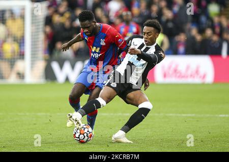 Odsonne Edouard di Crystal Palace combatte con Joe Willock di Newcastle United per la palla durante la partita della Premier League tra Crystal Palace e Newcastle United a Selhurst Park, Londra, sabato 23rd ottobre 2021. (Foto di Tom West/MI News/NurPhoto) Foto Stock