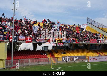 Cosenza Calcio sostenitori durante il Campionato Italiano di Calcio League BKT Benevento Calcio vs Cosenza Calcio il 23 ottobre 2021 allo Stadio Ciro Vigorito di Benevento (Photo by Emmanuele Mastrodonato/LiveMedia/NurPhoto) Foto Stock