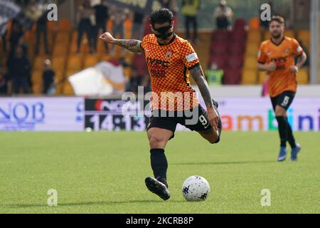 Gianluca Lapaula (Benevento Calcio) durante il Campionato Italiano di Calcio League BKT Benevento Calcio vs Cosenza Calcio il 23 ottobre 2021 allo Stadio Ciro Vigorito di Benevento (Foto di Emmanuele Mastrodonato/LiveMedia/NurPhoto) Foto Stock