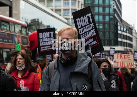 LONDRA, REGNO UNITO - 23 OTTOBRE 2021: I dimostranti marciano attraverso il centro di Londra in solidarietà con Julian Assange in vista dell'audizione di appello per l'estradizione degli Stati Uniti della prossima settimana presso l'alta Corte il 23 ottobre 2021 a Londra, Inghilterra. Assange, il fondatore di WikiLeaks, è stato incriminato su 17 accuse ai sensi dell’Espionage Act statunitense del 1917 per aver sollecitato, raccolto e pubblicato documenti militari americani segreti, e si trova di fronte a una condanna di 175 anni in prigione se estradato e giudicato colpevole. (Foto di Wiktor Szymanowicz/NurPhoto) Foto Stock