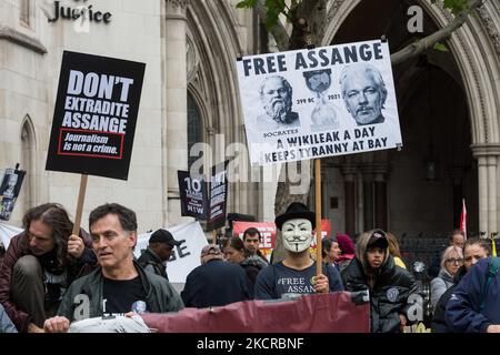 LONDRA, REGNO UNITO - 23 OTTOBRE 2021: I dimostranti partecipano a un raduno al di fuori delle Royal Courts of Justice in solidarietà con Julian Assange in vista dell'audizione di appello per l'estradizione degli Stati Uniti della prossima settimana presso la High Court il 23 ottobre 2021 a Londra, Inghilterra. Assange, il fondatore di WikiLeaks, è stato incriminato su 17 accuse ai sensi dell’Espionage Act statunitense del 1917 per aver sollecitato, raccolto e pubblicato documenti militari americani segreti, e si trova di fronte a una condanna di 175 anni in prigione se estradato e giudicato colpevole. (Foto di Wiktor Szymanowicz/NurPhoto) Foto Stock