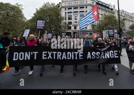 LONDRA, REGNO UNITO - 23 OTTOBRE 2021: Stella Moris (C), il partner di Julian Assange, Kristinn Hrafnsson (CR), redattore di WikiLeaks, e il deputato del Partito laburista Richard Burgon (CL) guidano una marcia attraverso il centro di Londra in solidarietà con Julian Assange in vista dell'udienza di appello per l'estradizione degli Stati Uniti della prossima settimana presso l'alta Corte il 23 ottobre 2021 a Londra, Inghilterra. Assange, il fondatore di WikiLeaks, è stato incriminato su 17 accuse ai sensi dell’Espionage Act statunitense del 1917 per aver sollecitato, raccolto e pubblicato documenti militari americani segreti, e si trova di fronte a una condanna di 175 anni in prigione se estradato e giudicato colpevole. (Foto di Foto Stock