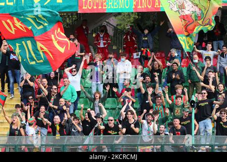 Tifosi di Ternana durante il Campionato Italiano di Calcio League BKT Ternana Calcio vs LR Vicenza il 23 ottobre 2021 allo Stadio libero di Terni (Foto di Luca Marchetti/LiveMedia/NurPhoto) Foto Stock