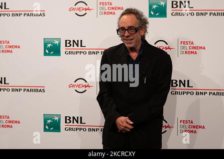 Tim Burton partecipa a una fotocall durante il 16th° Festival del Cinema di Roma 2021 il 23 ottobre 2021 a Roma, Italia. (Foto di Luca Carlino/NurPhoto) Foto Stock