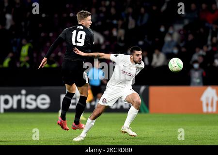 Andrei Burca (R) in azione durante il gioco cfr Cluj vs Alkmaar Zaanstreek (AZ Alkmaar),UEFA Europa Conference League - Gruppo D, Dr. Constantin Radulescu Stadio, Cluj-Napoca, Romania, 21 ottobre 2021 (Foto di Flaviu Buboi/NurPhoto) Foto Stock